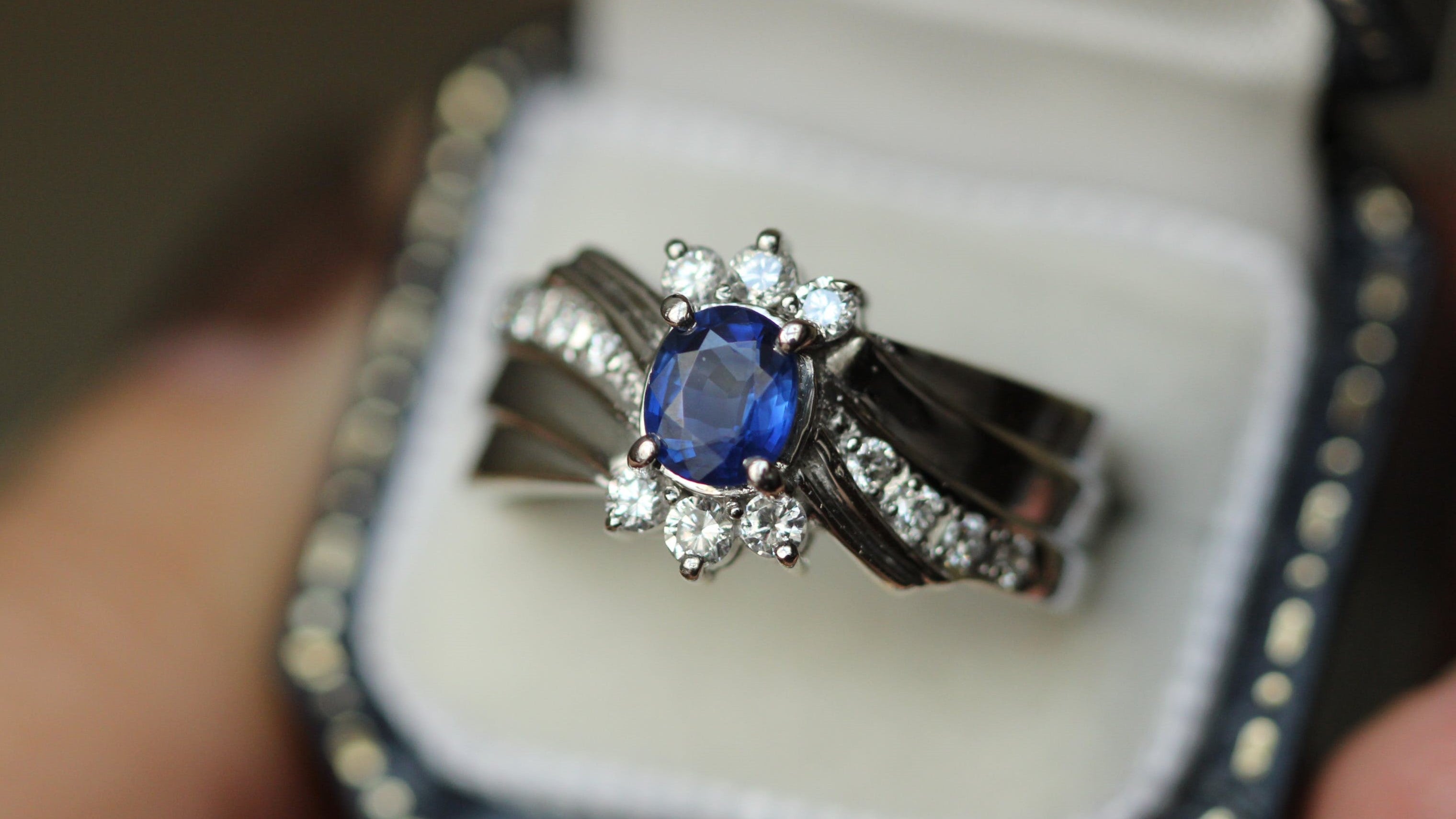 תהליך ההכנה של תכשיט משובץ באבן חן: מהדמייה עד לתכשיט מוגמר