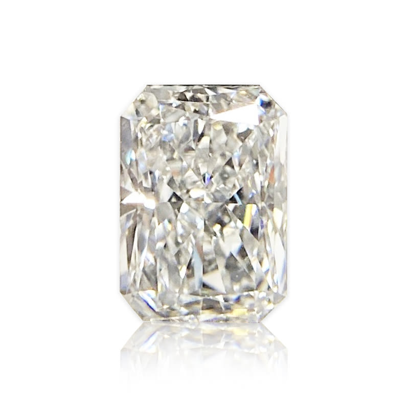 אבן מואסנייט בחיתוך יהלום צורת רדיאנט מלווה בתעודה גמולוגית מתאימה