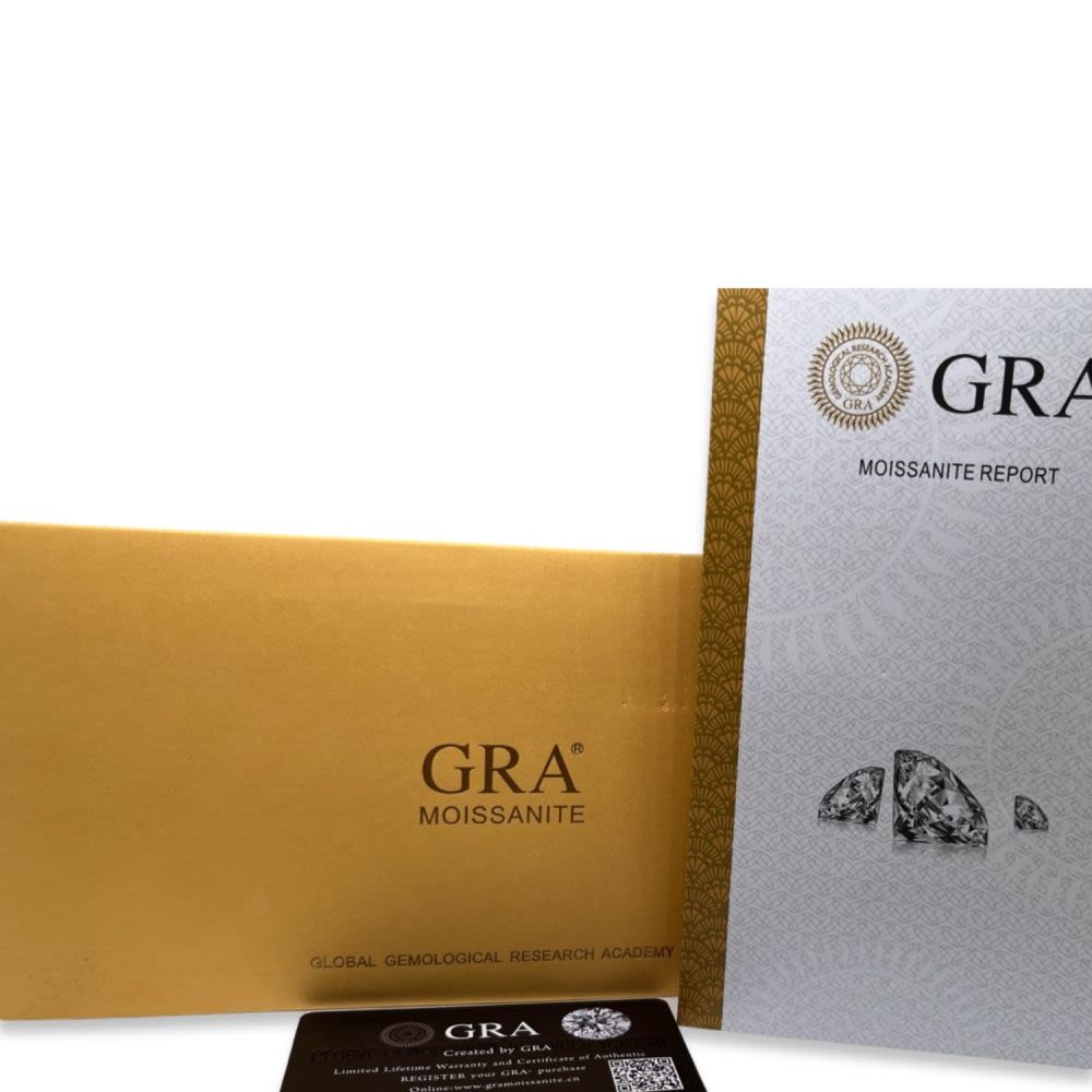 אבן מואסנייט בחיתוך יהלום בצורת אגס מלווה בתעודה גמולוגית מתאימה